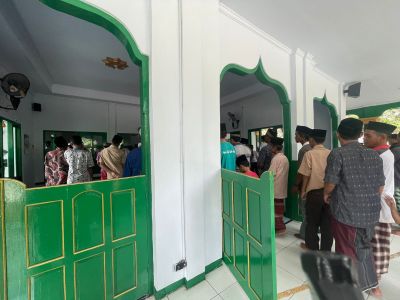 Suasana sholat jum'at di Masjid Desa Meles